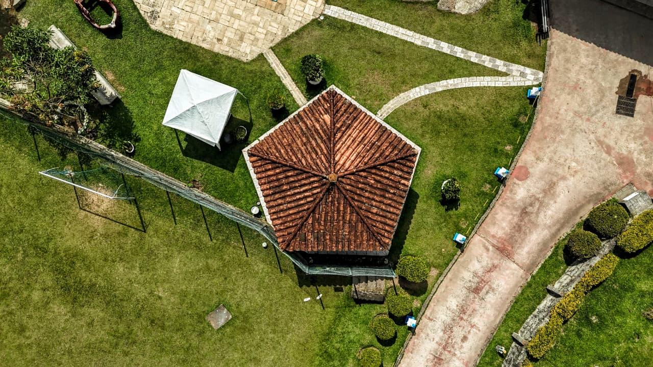 Vista aérea do local de atendimento e recuperação, cercado de natureza