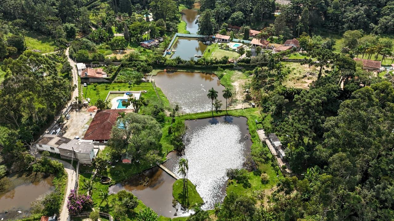 Vista aérea de clínica parceira com piscinas e áreas verdes